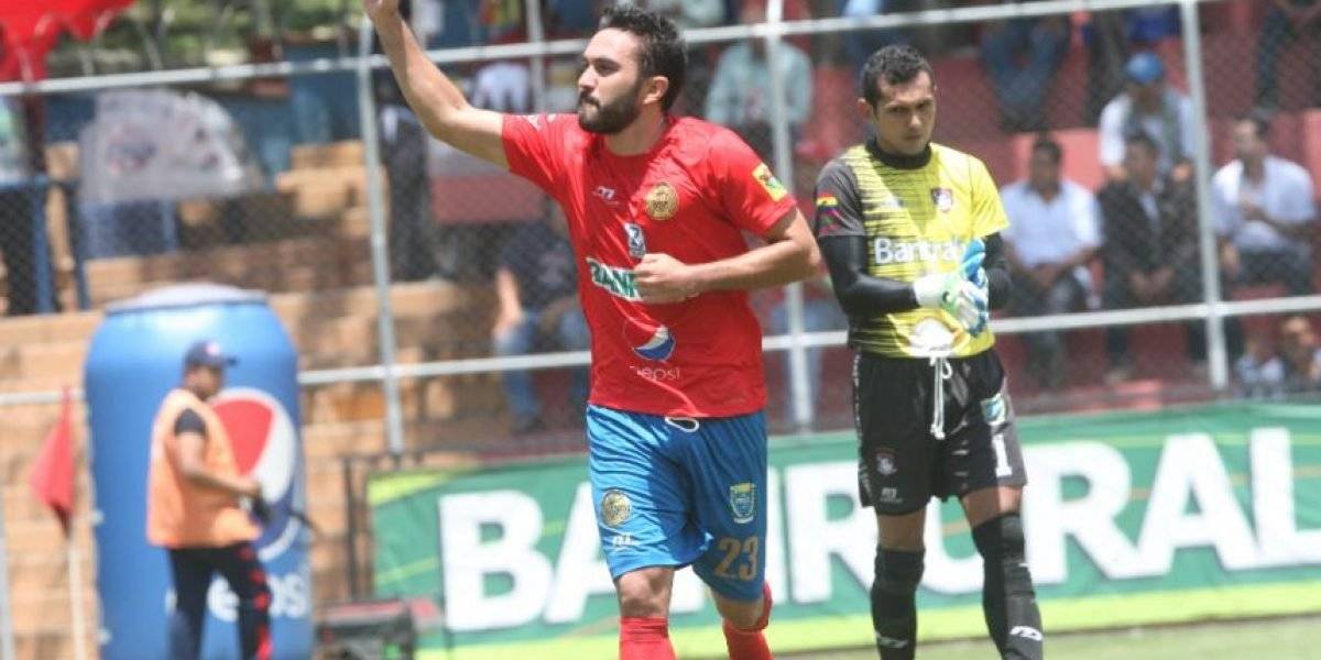 Carlos Kamiani celebra un gol con Municipal