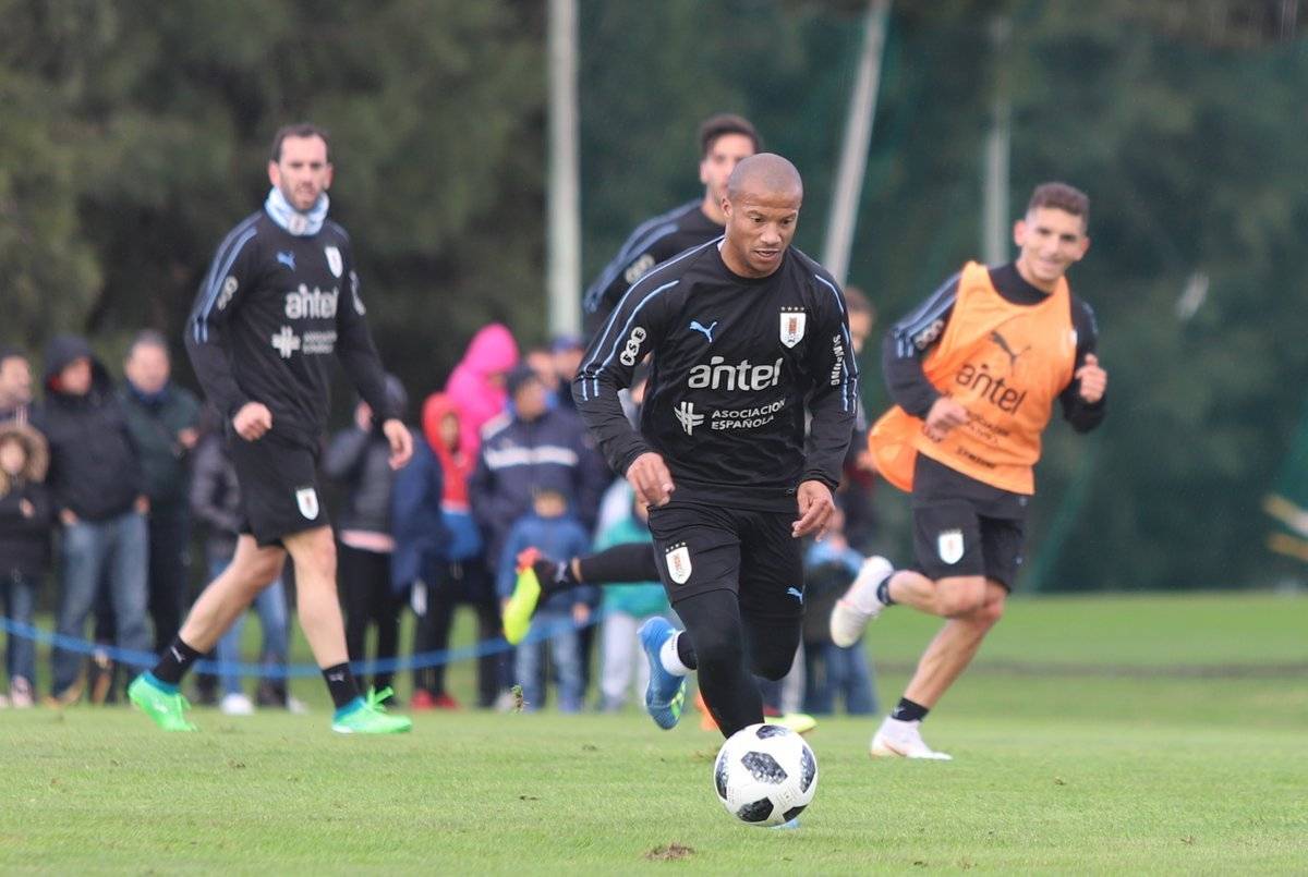 Carlos Sánchez en la práctica de Uruguay