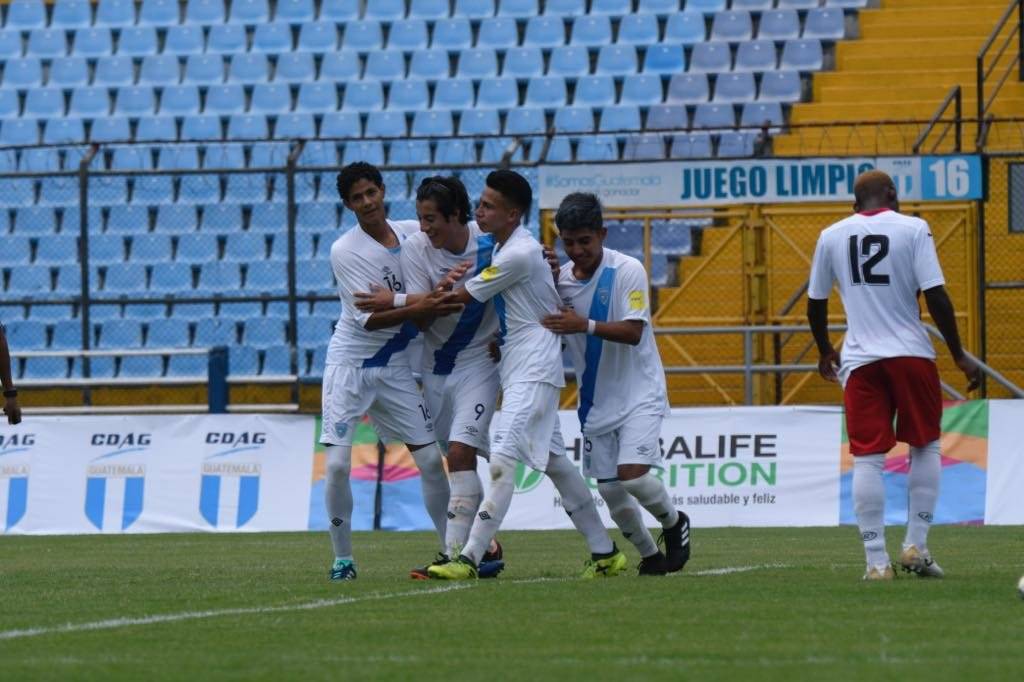 Los futbolistas del combinado patrio celebran