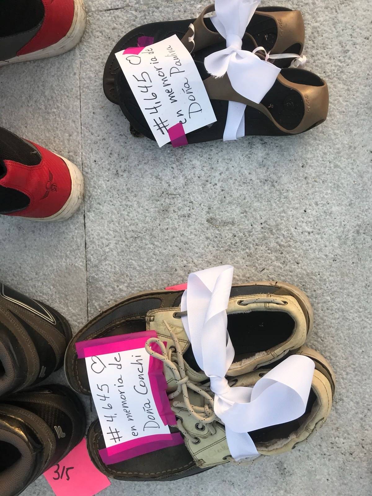 Zapatos de víctimas de huracán María