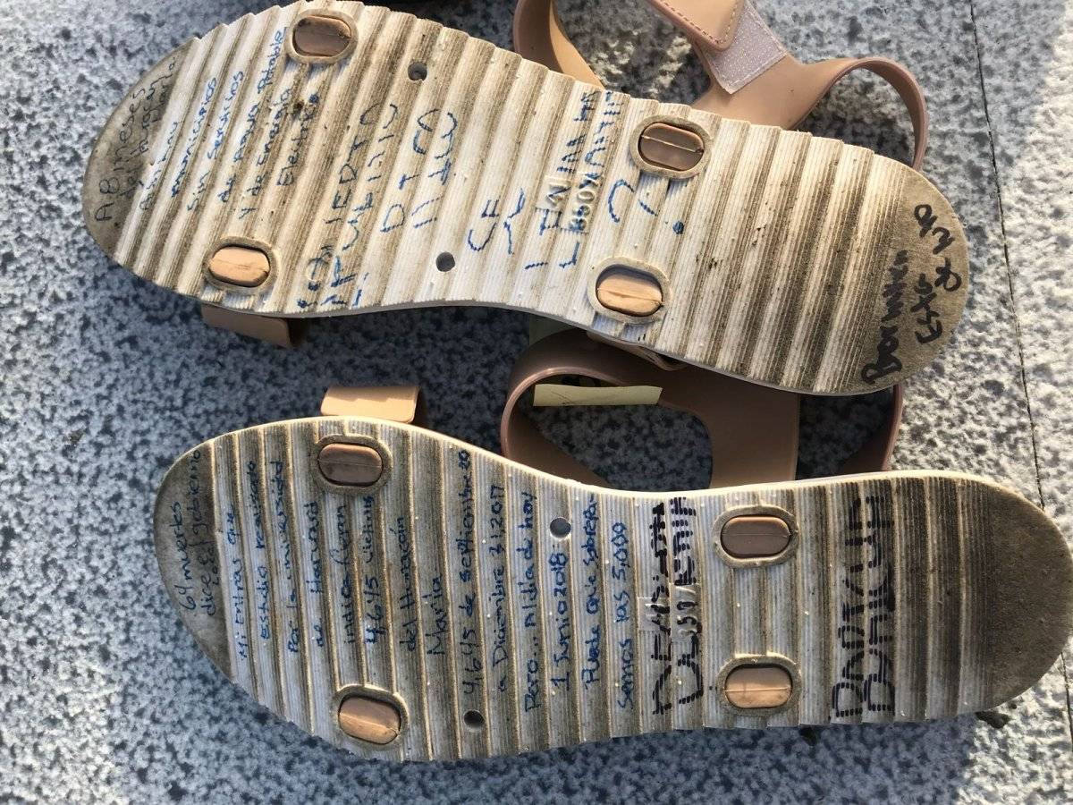 Zapatos de víctimas de huracán María
