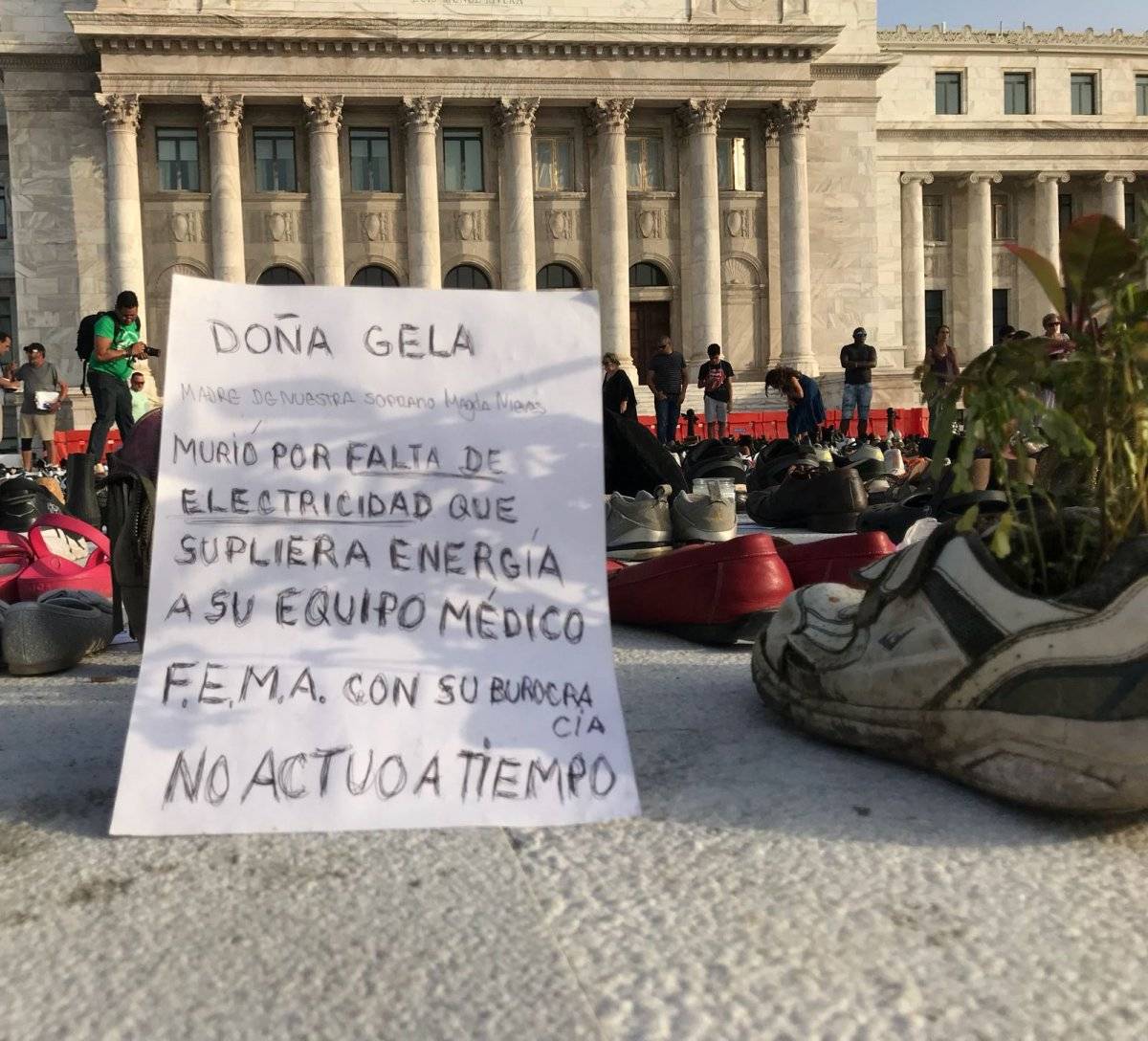 Zapatos de víctimas de huracán María