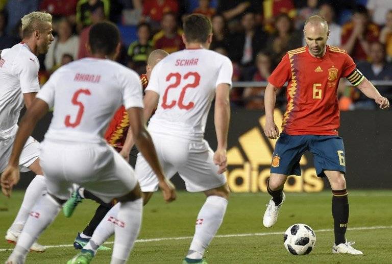 Andrés Iniesta en el juego ante Suiza