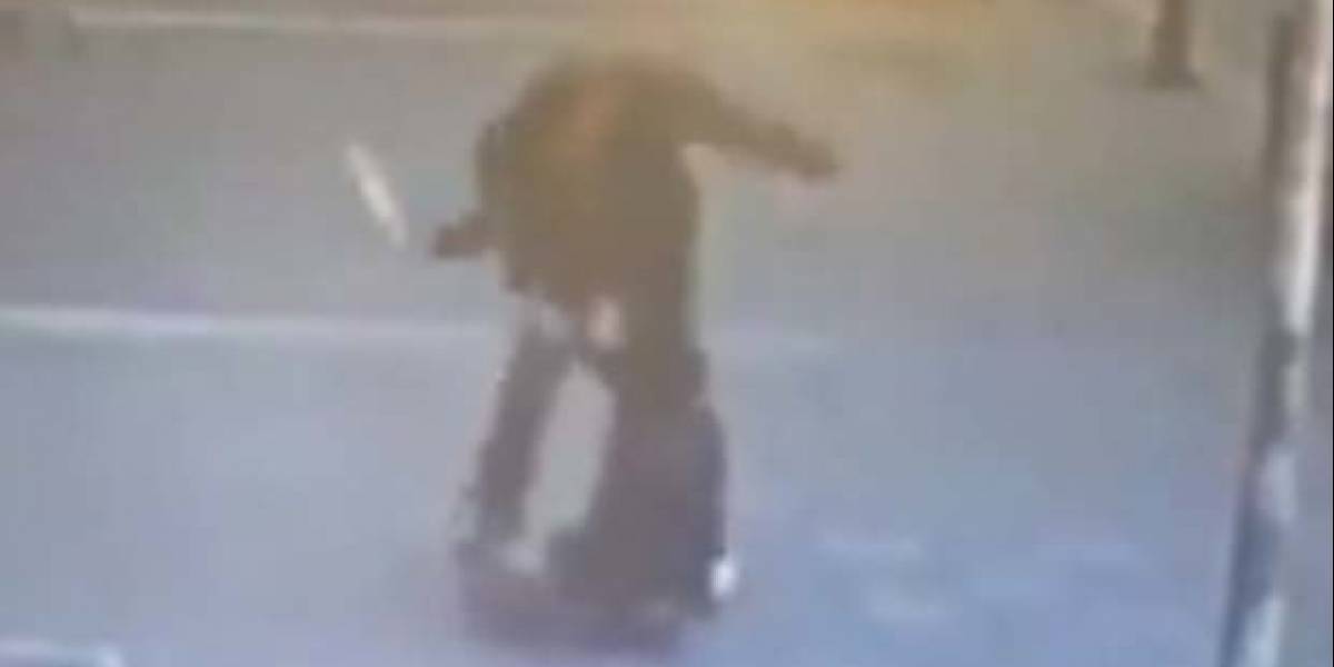 Hombre ayuda a mujer agredida en calle de Turquía