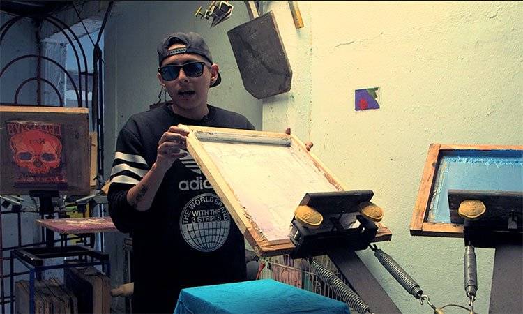 Aldo da clases de rap