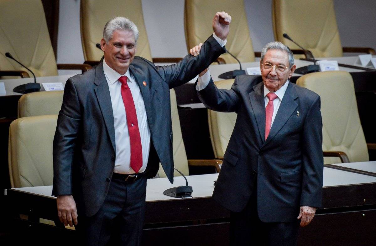 El ex presidente cubano Raúl Castro levanta el brazo del recién elegido presidente cubano Miguel Díaz-Canel. |getty