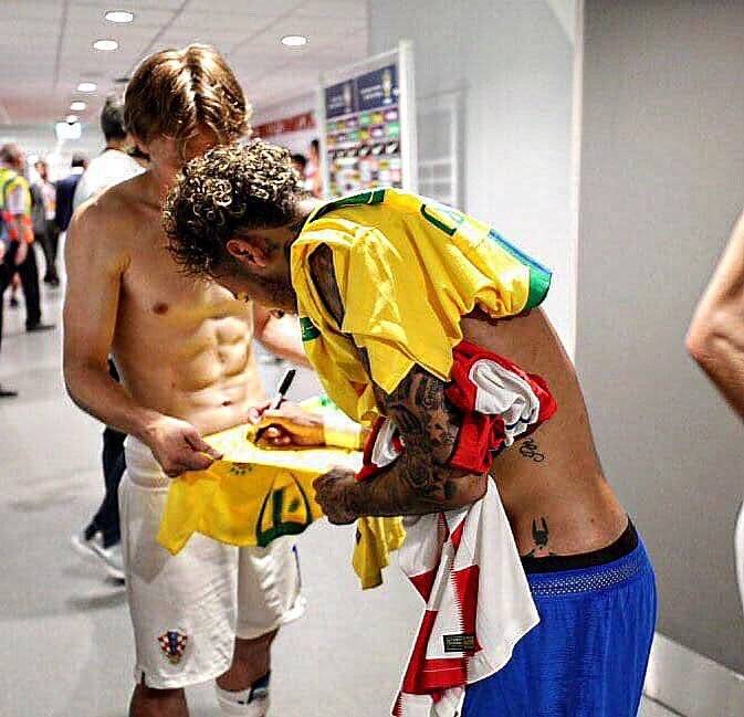 Neymar firma la camiseta de que regalaría a Modric