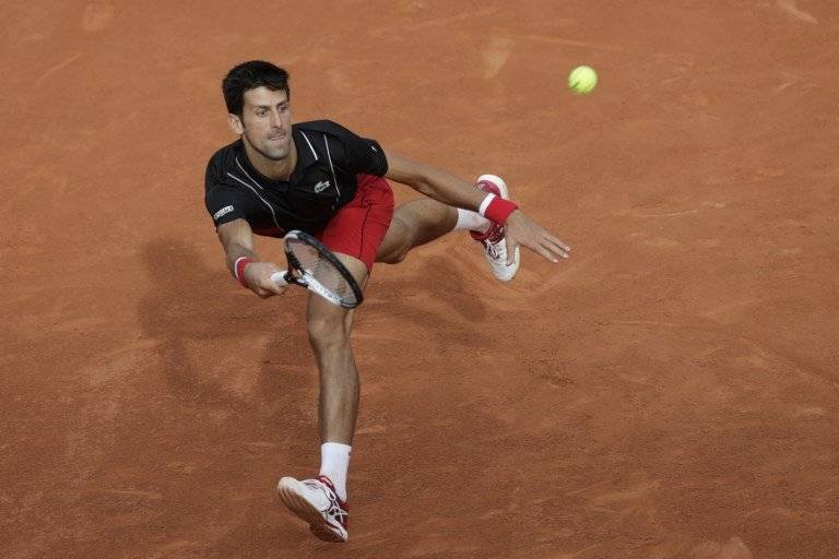 Djokovic devuelve un servicio en el partido ante Verdasco