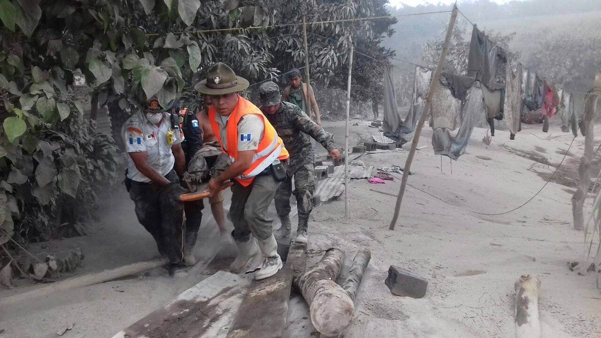 Seis personas mueren en erupción de volcán en Guatemala