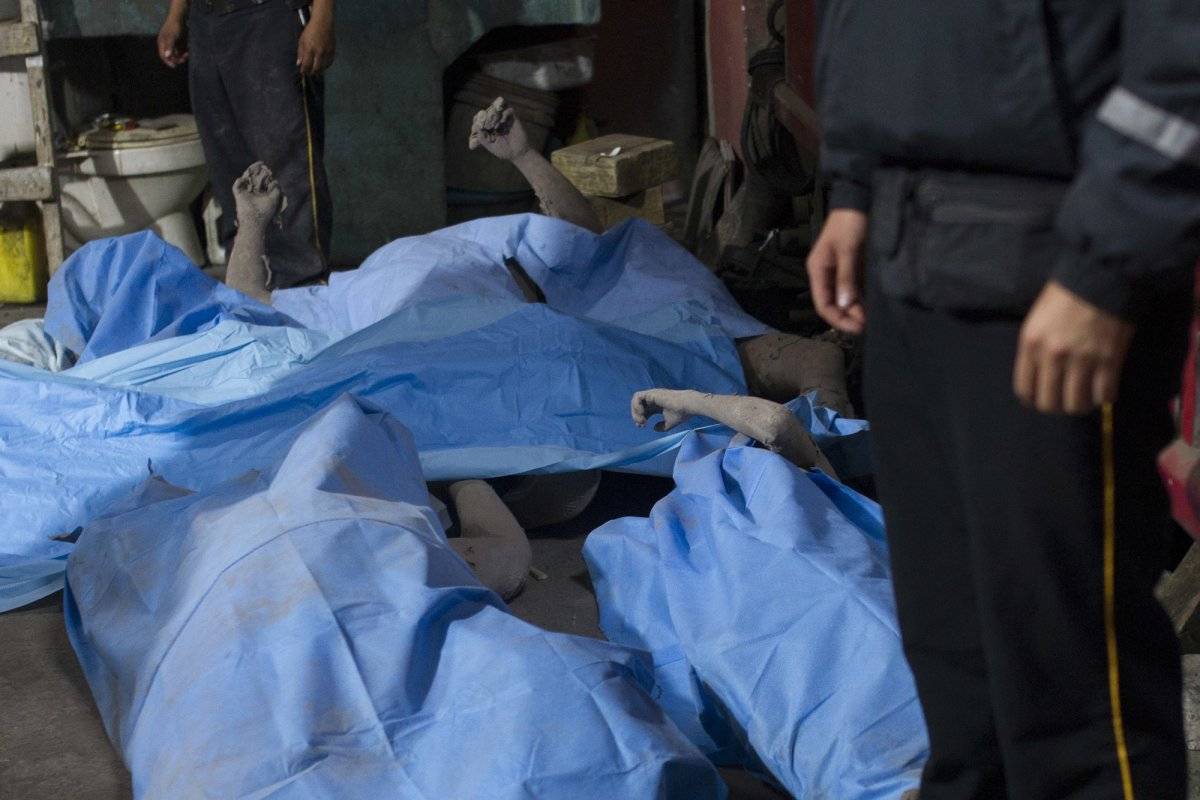Cadáveres depositados en una morgue temporal cerca del Volcán de Fuego, en Alotenango, Guatemala, el domingo 3 de junio de 2018. (Foto AP / Luis Soto)