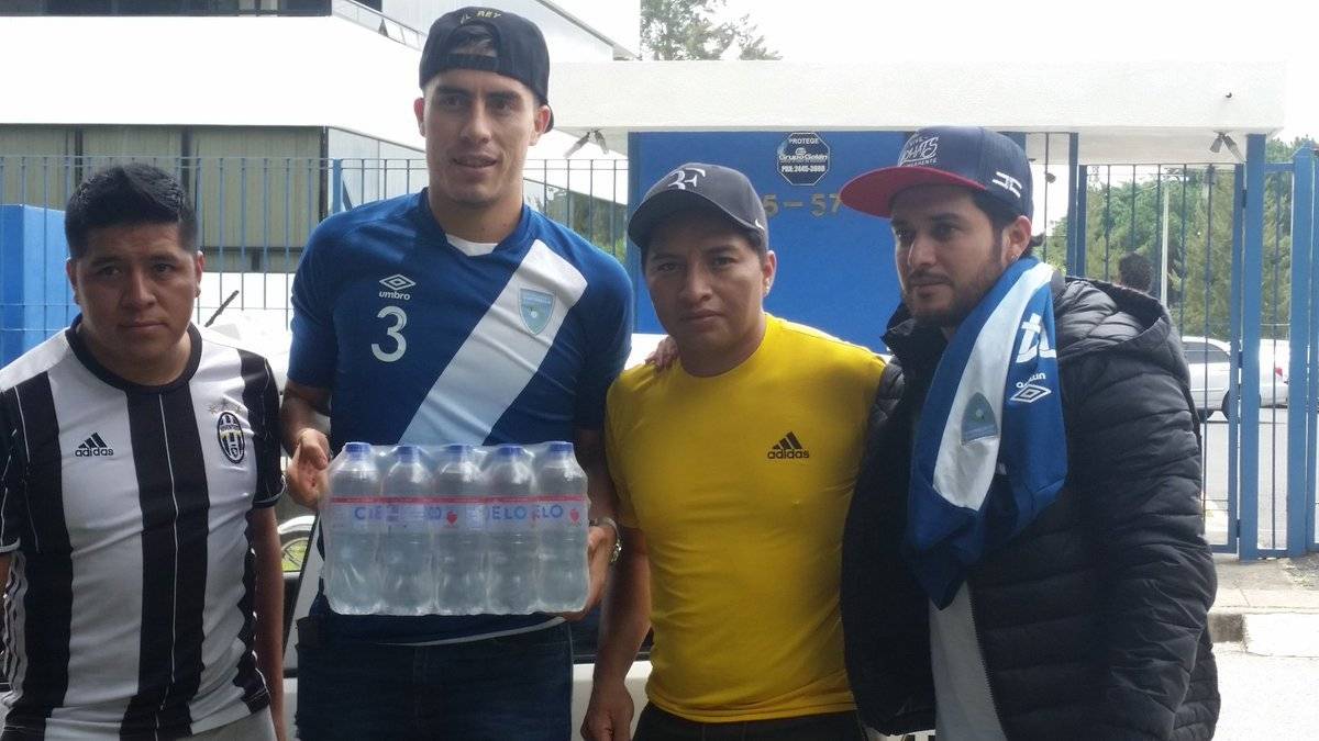 Elías Enoc y Kendel Herrarte con algunos guatemaltecos que realizaron su aporte