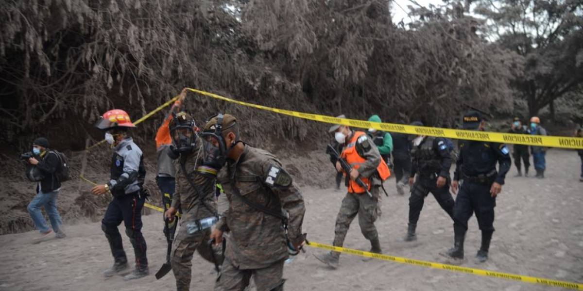 Invitan a rescatistas de tragedia en volcán de Fuego a evaluación pulmonar