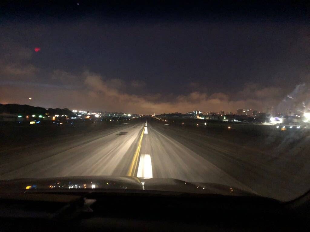 limpieza de pista del aeropuerto La Aurora por caída de ceniza