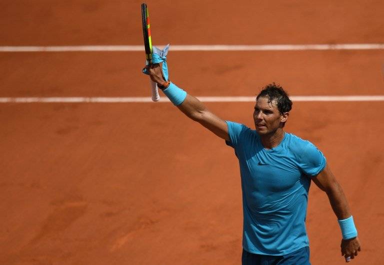 Nadal saluda a sus fans tras conseguir su pase