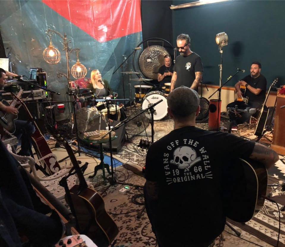 Molotov prepara gira desenchufada