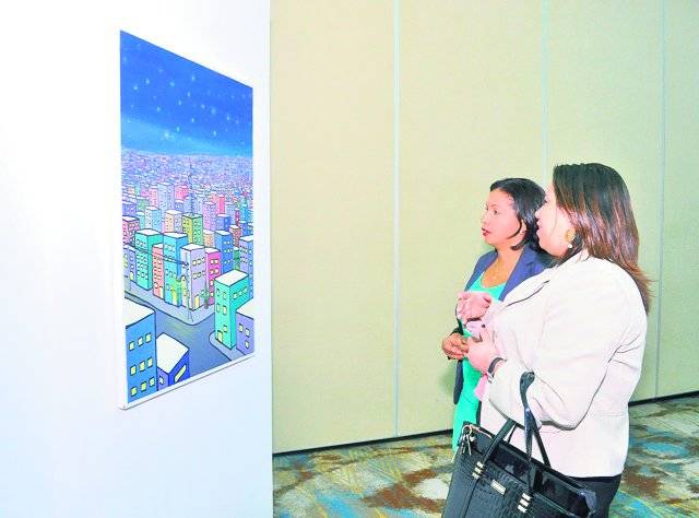 Alan Estévez observa una de las obras expuestas. Fuente Externa