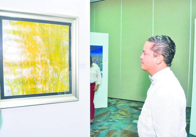 Alan Estévez observa una de las obras expuestas. Fuente Externa