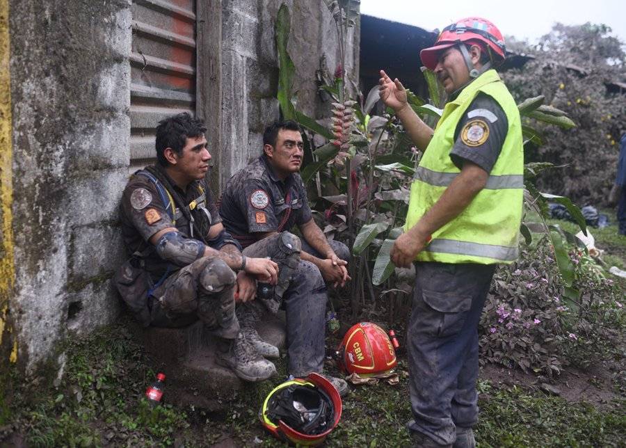 Bomberos descansan