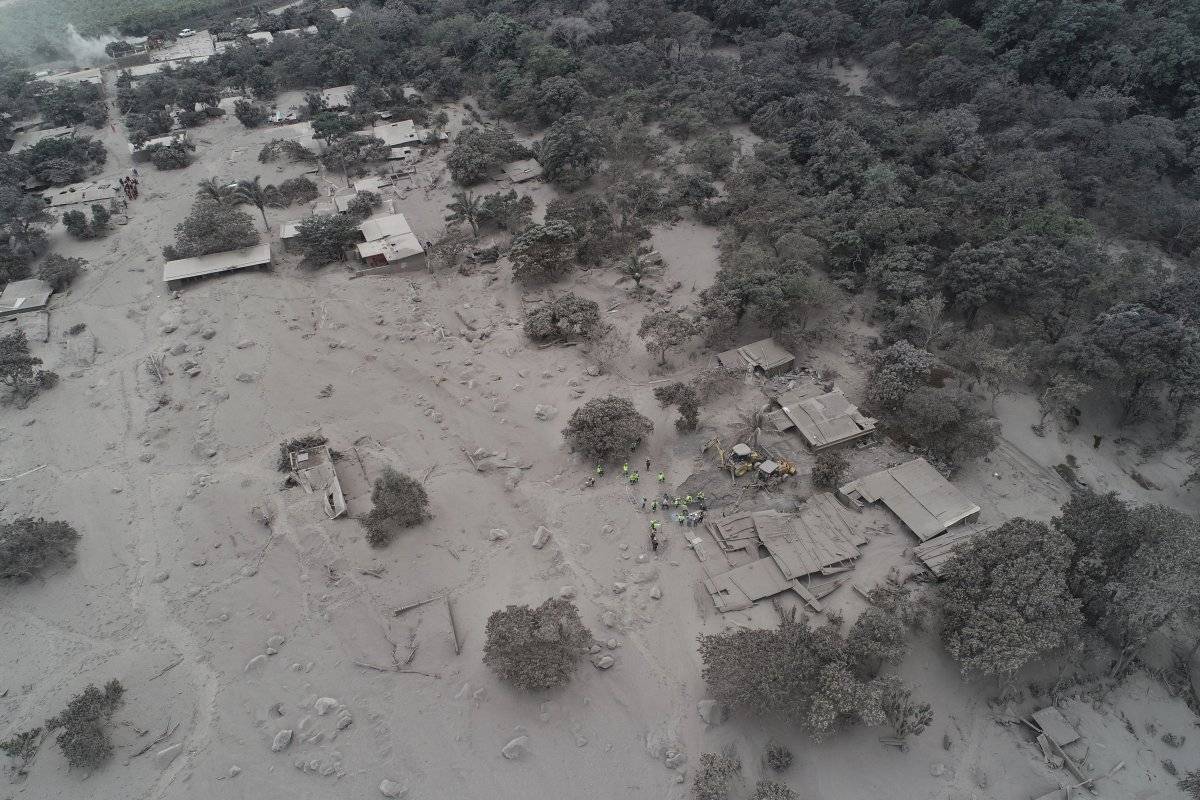 La ceniza volcánica cubre las casas y los árboles cerca del Volcán de Fuego, donde los rescatistas se reúnen en el caserío El Rodeo de Escuintla, Guatemala,