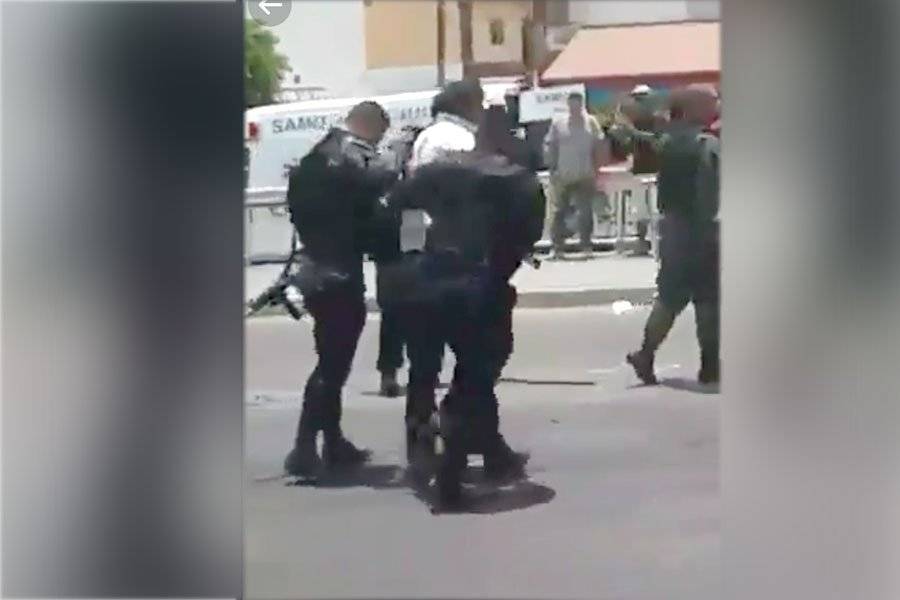 Policías atacan a reportero que cubría un accidente en Tlaquepaque