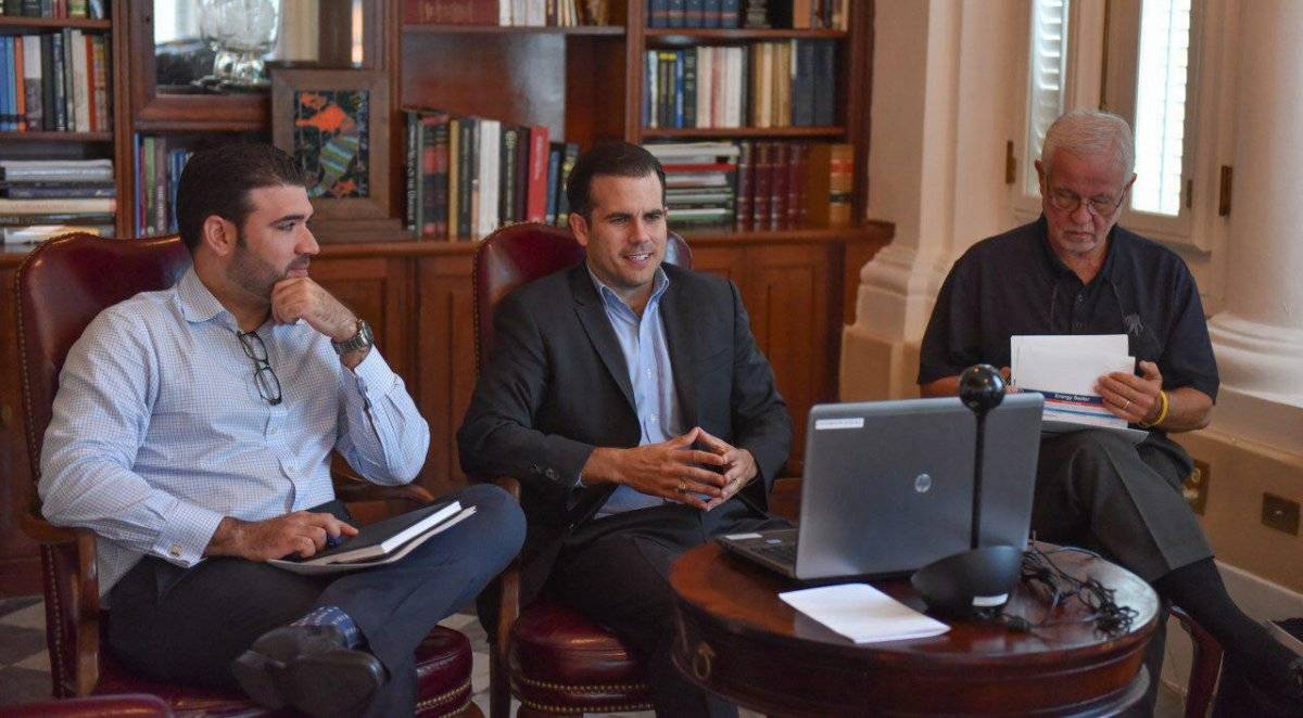 En el centro, el gobernador Ricardo Rosselló Nevares, acompañado del secretario del Departamento de Seguridad Pública, Héctor Pesquera (derecha); y el director ejecutivo de la Administración de Asuntos Federales de Puerto Rico (PRFAA, por sus siglas en in