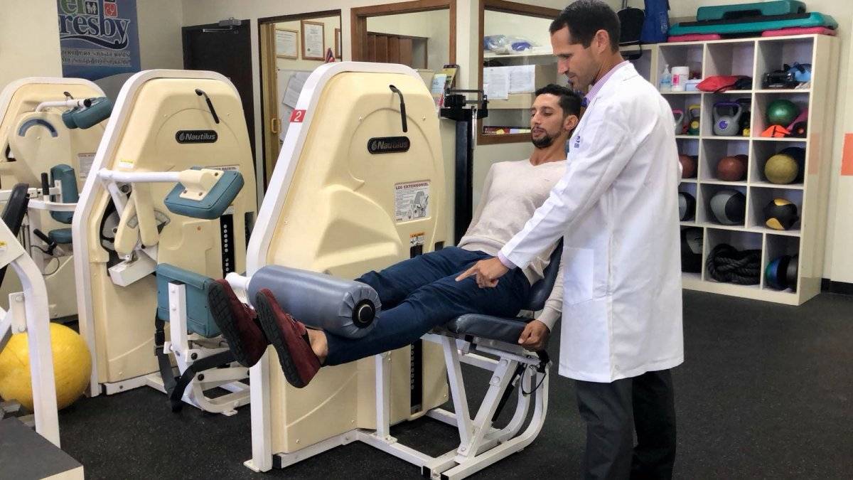 Ernesto Palacios muestra alguno de los ejercicios que realizó, como parte de su proceso de rehabilitación, junto al doctor Riefkohl en el Presby. / Foto: David Cordero Mercado