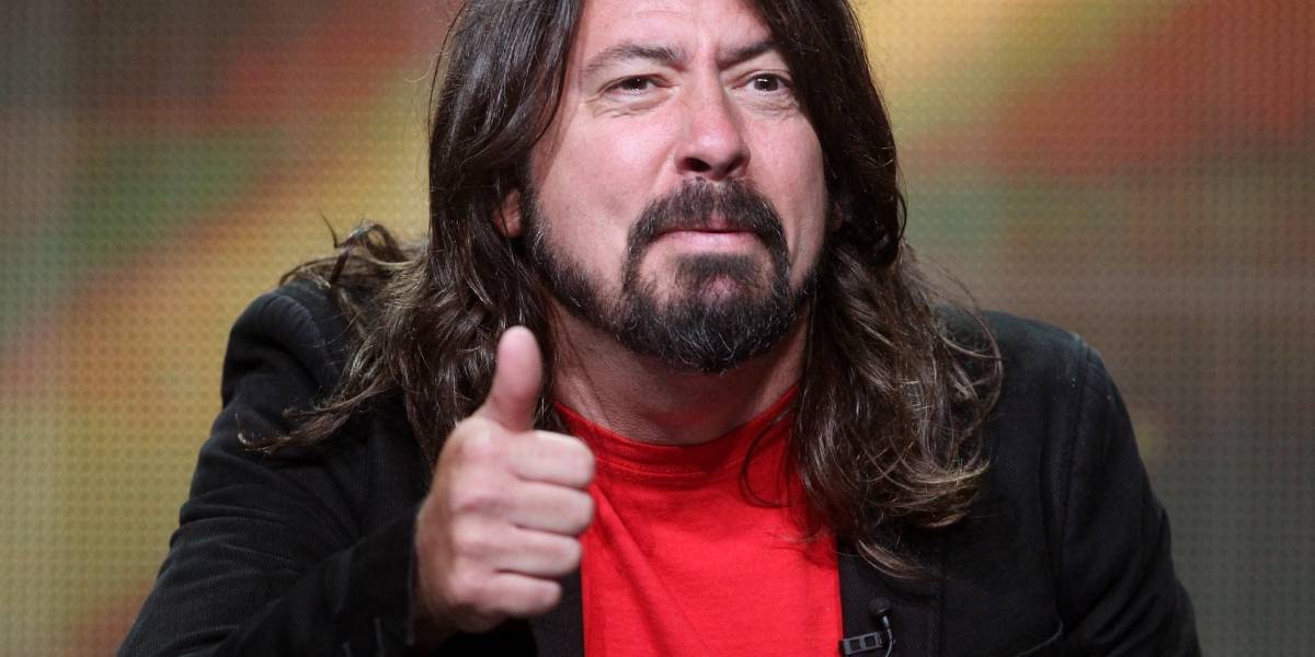 Los fans se asustaron! La broma de Dave Grohl simulando caer del mismo escenario donde se rompió la pierna en 2015