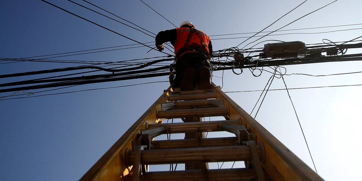Harán mapa de cables en desuso en zonas críticas de Santiago para hacer los retiros correspondientes
