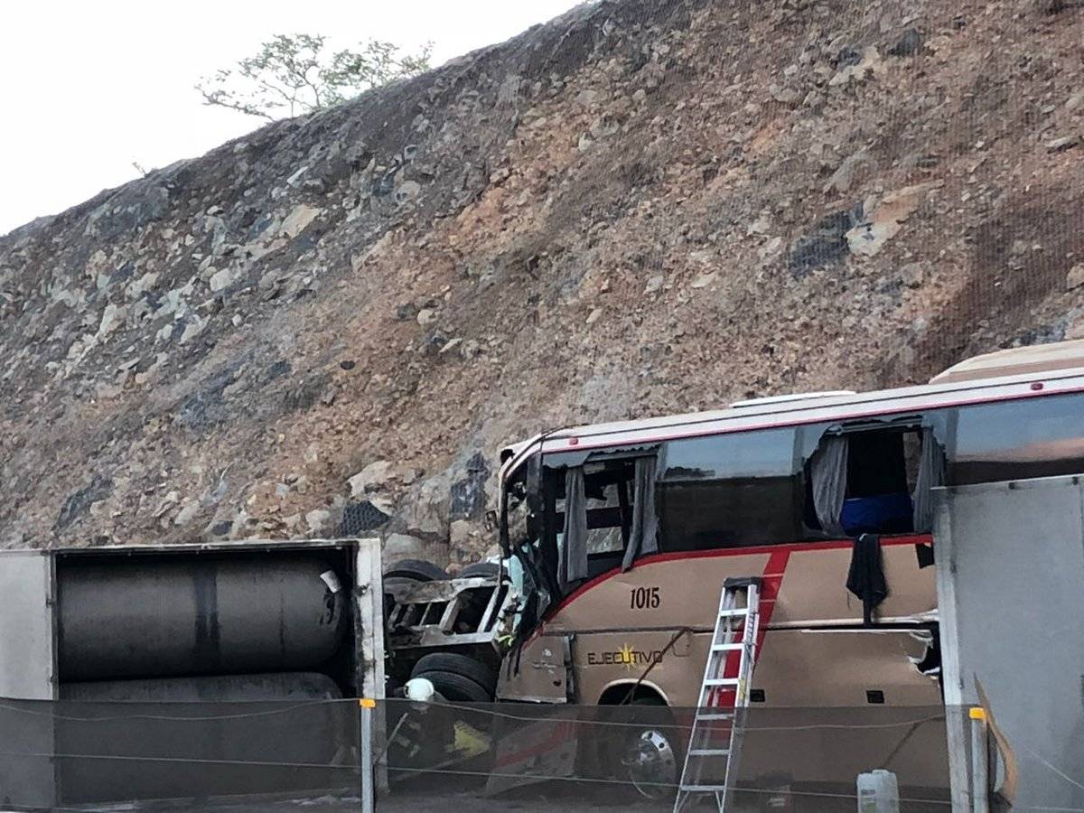 Accidente provoca la muerte de chofer de autobús en el Macrolibramiento