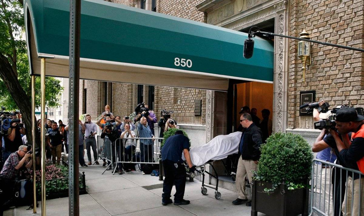 La policía de Nueva York traslada el cuerpo de la diseñadora Kate Spade