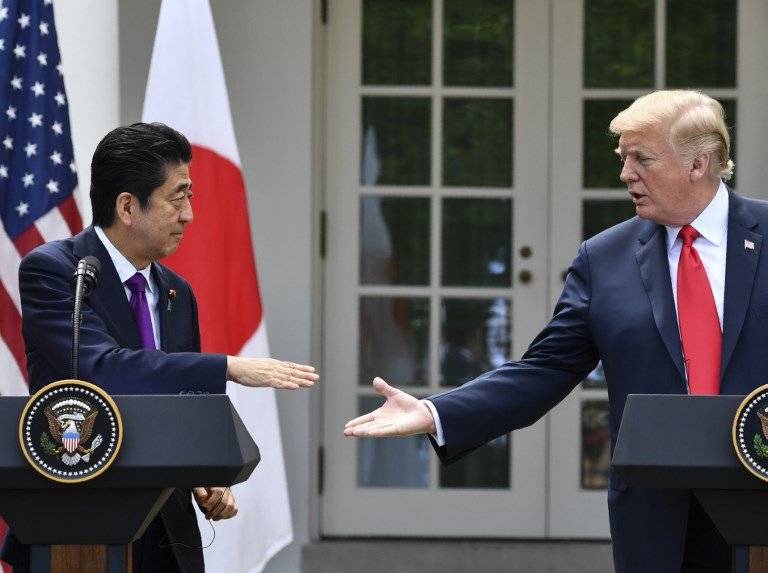 Shinzo Abe y Donald Trump estrechan manos