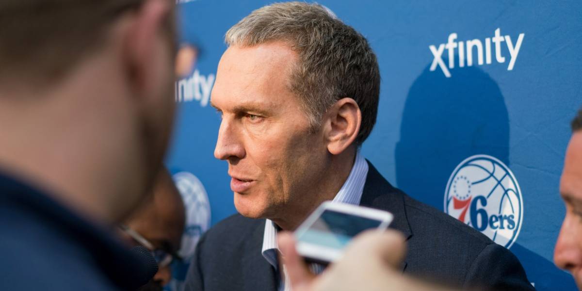 Renuncia presidente de un equipo de la NBA que tuiteaba contra sus jugadores desde cuentas falsas