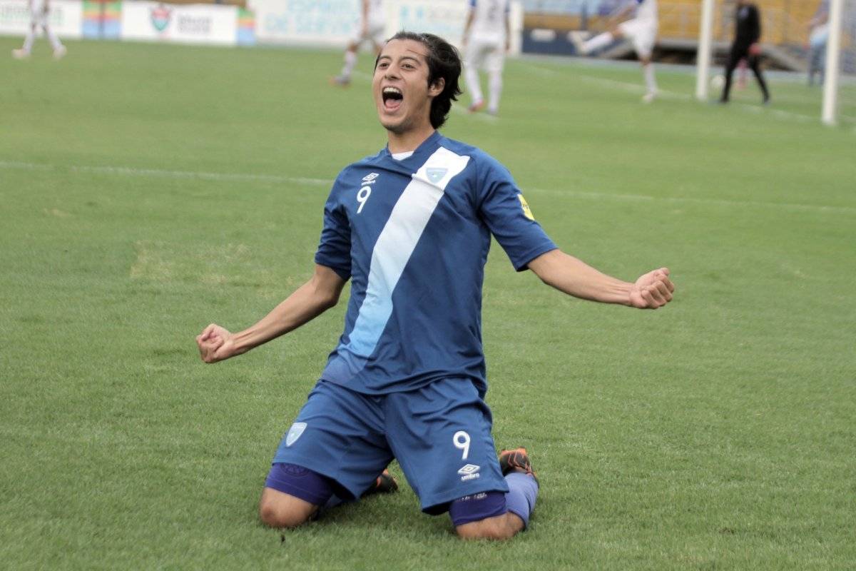 Un jugador guatemalteco celebra su anotación ante Honduras