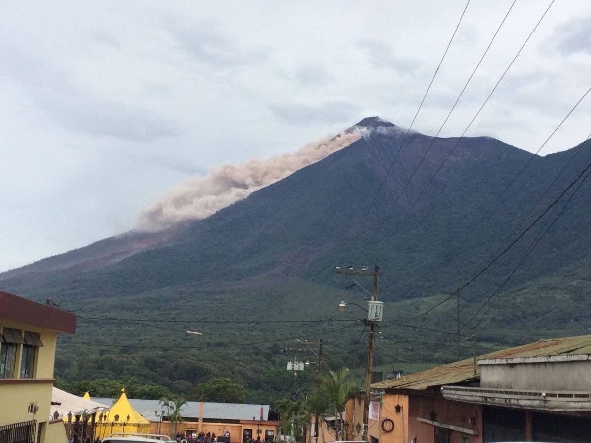 descenso de material del volcán de Fuego