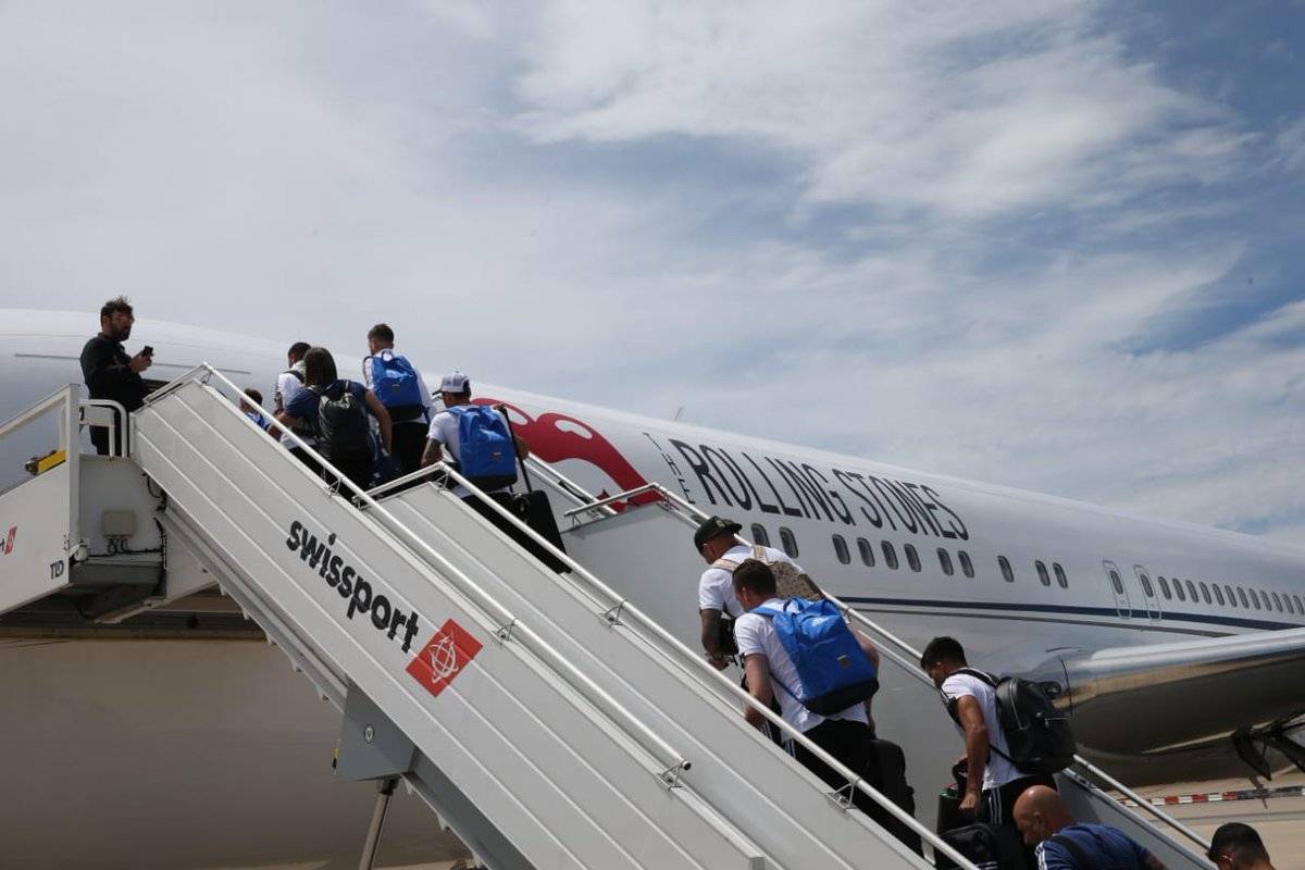 Los jugadores argentinos abordando al avión que los traslada hacia Rusia