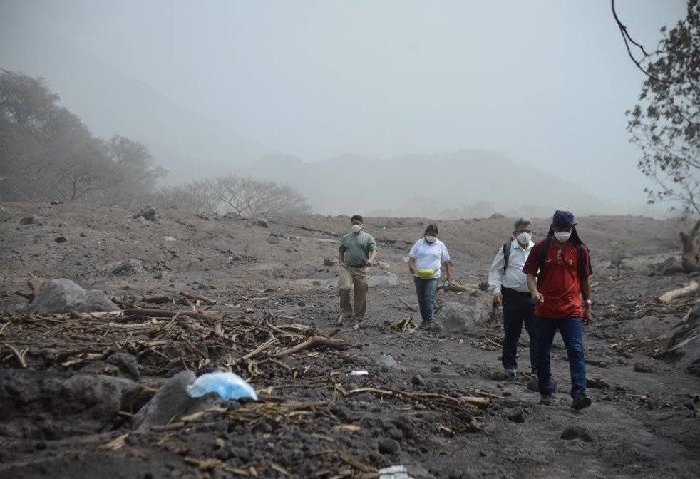 Personas de la aldea recorren el área para encontrar a sus familiares.