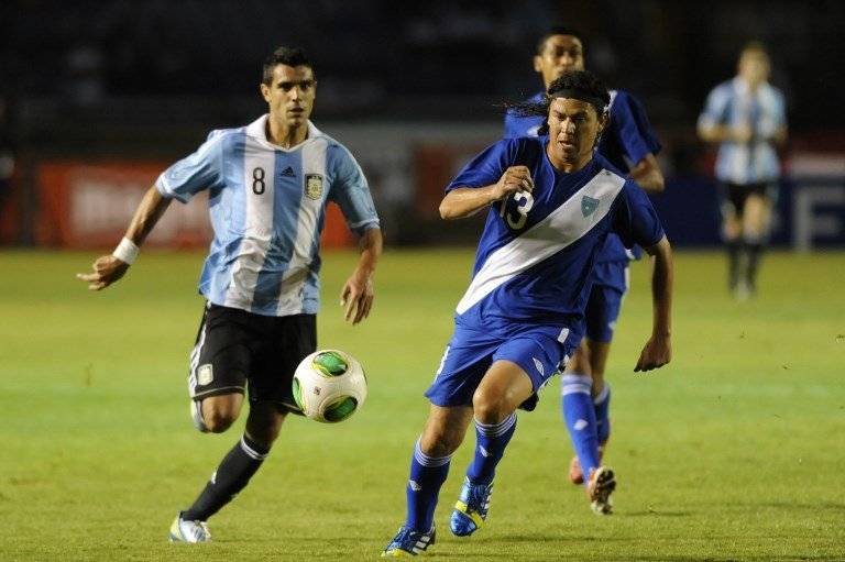 Augusto Fernández ante la marca de Víctor Hernández