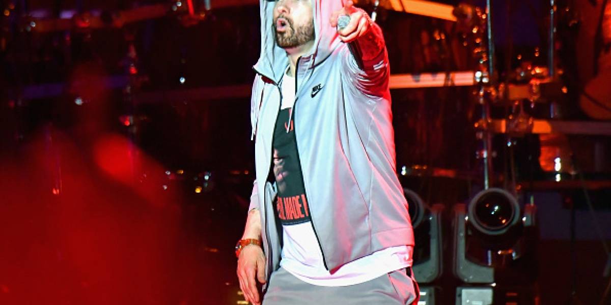 Eminem suelta sonidos de disparos en su show — Pánico en vivo”