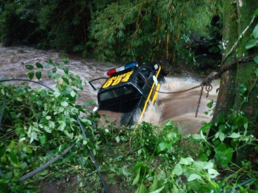 Patrulla PNC arrastrada por río