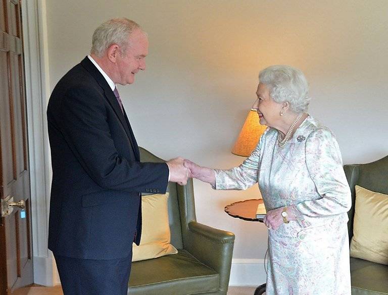 Martin McGuinness y la reina Isabel II