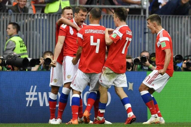 Los jugadores rusos celebran una de sus anotaciones