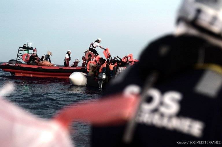 Migrantes socorridos en el mar
