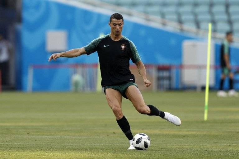 Cristiano Ronaldo se apresta a patear el balón en un entreno de Portugal