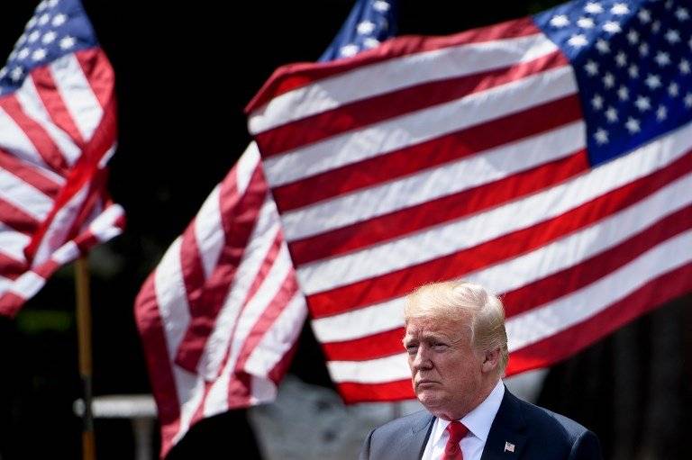 Donald Trump y banderas de Estados Unidos