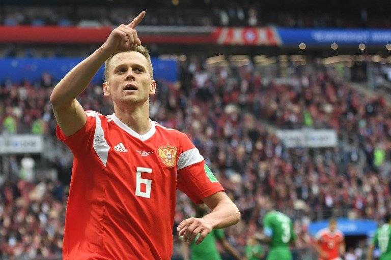 Cheryshev celebra una de sus anotaciones ante los árabes