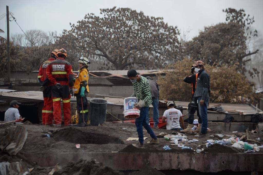 abores de búsqueda y rescate por erupción del volcán de Fuego