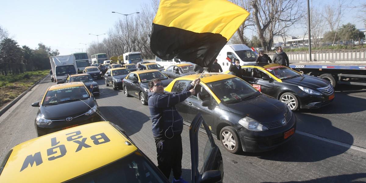 Taxistas contra Uber: "Nadie está por encima de la ley, apoyamos a carabineros contra la piratería"