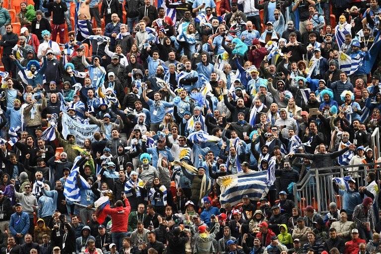 La afición uruguaya celebró a lo grande el triunfo de su selección