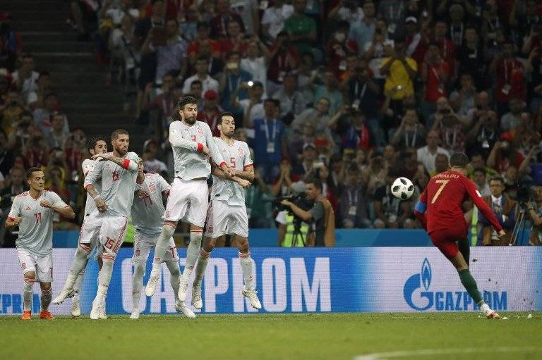 Cristiano en el momento de ejecutar el tiro libre del empate