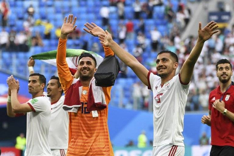 Los jugadores iraníes saludan a su afición tras el triunfo